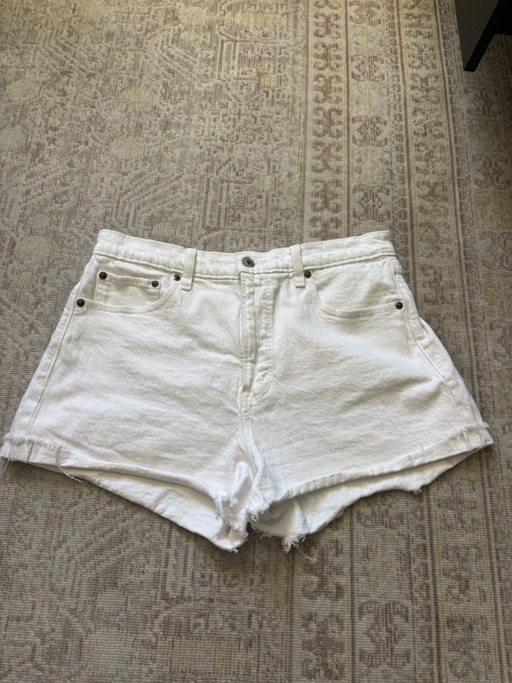 Abercrombie White High Rise Mom Shorts Size 8/29